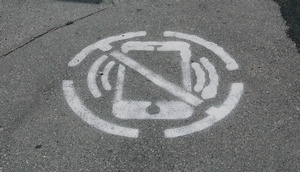 Markierung auf der Straße "Kein Handy"-Zeichen