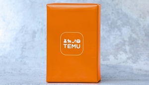 Temu Logo auf einem orangenen Paket