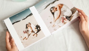 Fotobuch aufgeschlagen, 2 Bilder einer Hochzeitsreise 