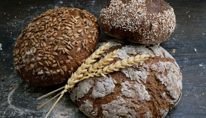 Drei Brotlaibe mit Getraideähre