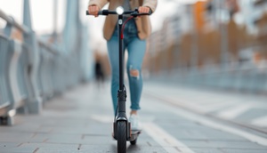 Person, die einen E-Scooter fährt