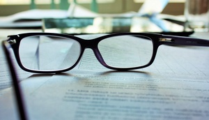 Brille auf Vertragstext