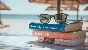 Bücher mit Sonnenbrille am Strand