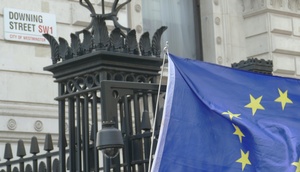 EU-Flagge vor der Downing Street Nr. 10