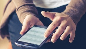 Frau hält Smartphone