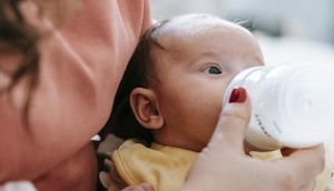 Baby wird mit Fläschchen gefüttert