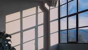 Sonnenstrahlen leuchten durchs Fenster