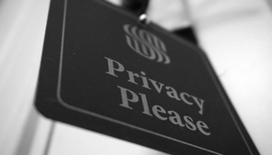 Schwarz-weiß-Foto eines Schildes mit der Aufschrift "Privacy Please"