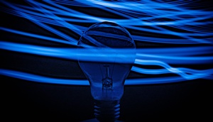 Glühbirne, blauer Hintergrund mit "Energie -Wellen"