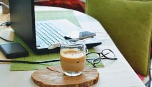Homeoffice, Kaffeetasse und Laptop