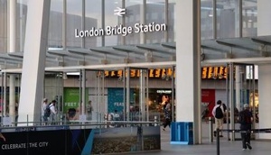 Menschen vor der London Bridge Station
