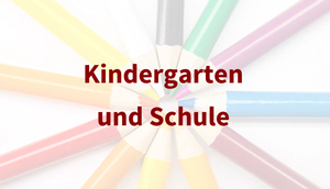 Schriftzug "Kindergarten und Schule" auf buntem Untergrund