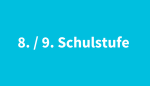 Schriftzug "8./9. Schulstufe" auf hellblauem Untergrund