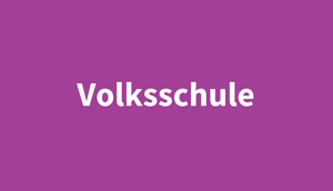 Schriftzug "Volksschule" auf violettem Untergrund