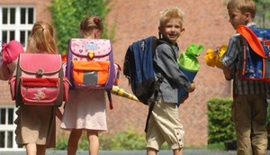 4 Kinder mit Schultasche, Schultüte