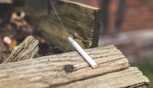 Zigarette brennt auf Holz ab