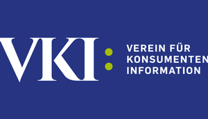 Frau hört mittels Kopfhörer Musik