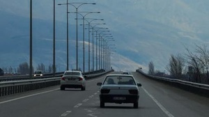 Autos fahren auf Autobahn, &copy; Bild von âmine sarıgül auf pexels.com