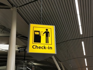 Check-in Anzeige am Flughafen, © Photo by Larissa Gies on Unsplash