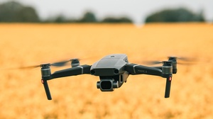 Drohne fliegt über ein Feld, © Foto von Andreas Rasmussen auf Unsplash