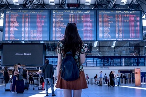 Frau steht vor Anzeigetafel am Flughafen, © Photo by Jan Vašek on Pixabay 