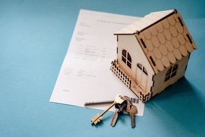 Miniatur-Haus mit Schlüssel, © Bild von VisionPics auf Pixabay