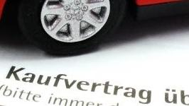 Kaufvertrag mit Auto, © Photo by Claudia Hautumm on Pixelio Kaufvertrag mit Auto, © Photo by Claudia Hautumm on Pixelio