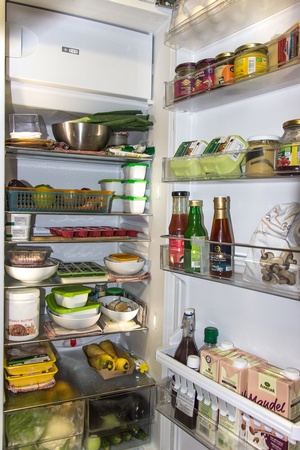 Kühlschrank mit Lebensmitteln , © Bild von Waldkunst auf Pixabay