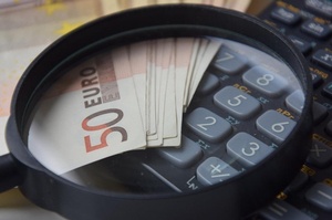 Taschenrechner, Geld und Lupe, © Bild von loufre auf Pixabay