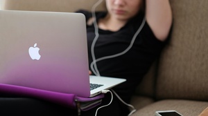 Teenagerin mit Notebook und Smartphone, © Foto von Steinar Engeland auf Unsplash