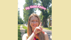 Eine junge Frau geht durch den Park und zeigt auf den eingeblendeten Schriftzug "Big Sister Advice" über ihr., © BMSGPK/Chefredaktion