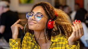 Frau hört mittels Kopfhörer Musik, © Bild von Jorge Fakhouri Filho auf Pexels.com