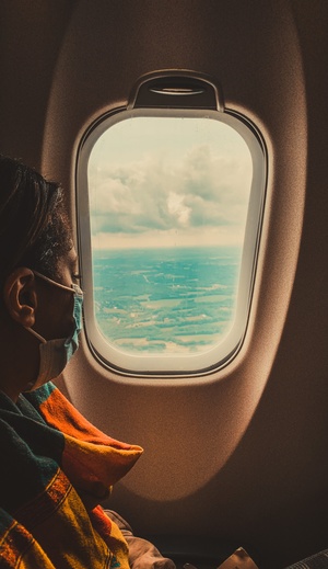 Frau mit Maske im Flugzeug, © Photo by Farshad Rezvanian on Unsplash Frau mit Maske im Flugzeug, © Photo by Farshad Rezvanian on Unsplash