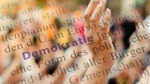 Text mit verschwommener Schrift, das Wort "Demokratie" ist deutlich farbig und fett hervorgehoben , © Zentrum Polis