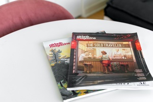 Zeitschriften mit der Aufschrift airbnb, © Photo by Andrea Davis on Unsplash