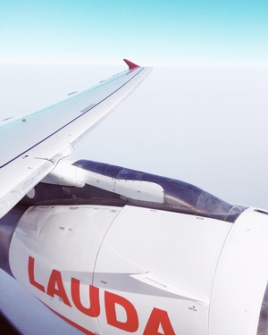 Lauda-Aufschrift auf Flugzeug, © David Svihovec on Unsplash