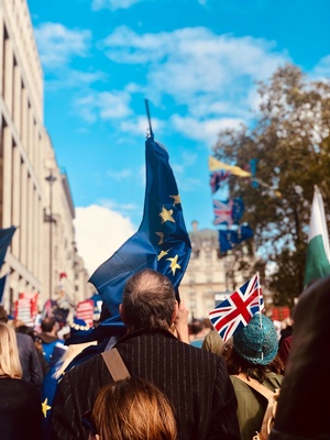 Menschenmenge in London, Mann hält EU-Flagge, © Etienne Godiard on Unsplash