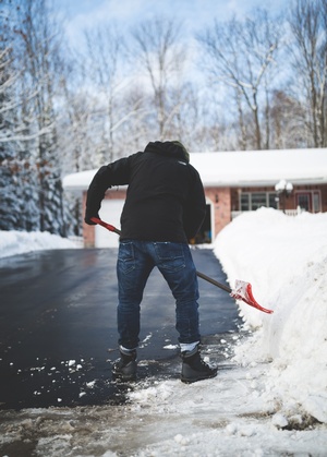 Mann räumt den Schnee mit Schaufel weg, © Photo by Filip Mroz on Unsplash