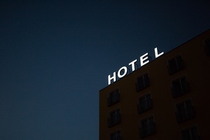Leuchtaufschrift "Hotel", © Photo by Marten Bjork on Unsplash