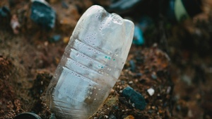 Plastikflasche in einem Haufen Abfall, © Markus Spiske @ unsplash