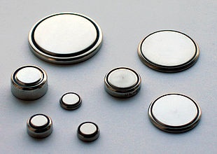 Knopfzellen in verschiedenen Größen, © Wikimedia