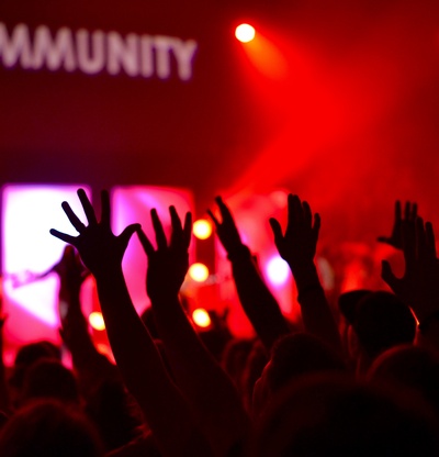 Community-Schild, erhobene Hände
