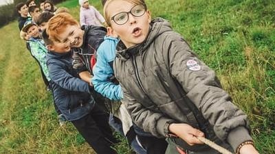 Kinder beim Seilziehen, © Photo by Anna Samoylova on Unsplash Kinder beim Seilziehen, © Photo by Anna Samoylova on Unsplash