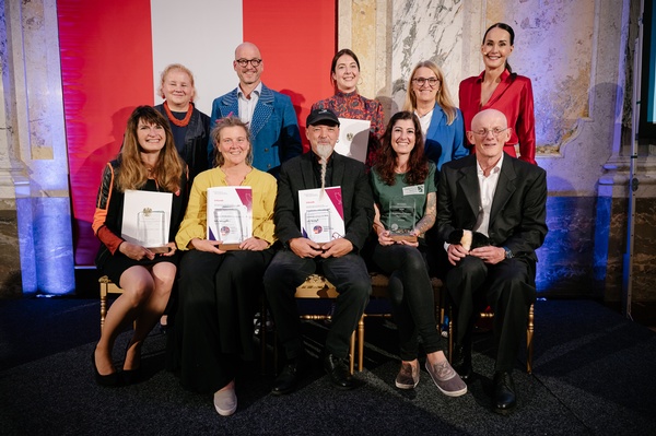 Foto vom Bundestierschutzpreis 2026 mit Ministerin Schumann, Staatssekräterin Königsberger-Ludwig und Preisträger:innen, &copy; BMASGPK / Elisabeth Mandl