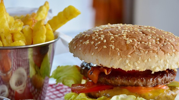 Burger und Pommes frites, © Bild von RitaE auf Pixabay. 