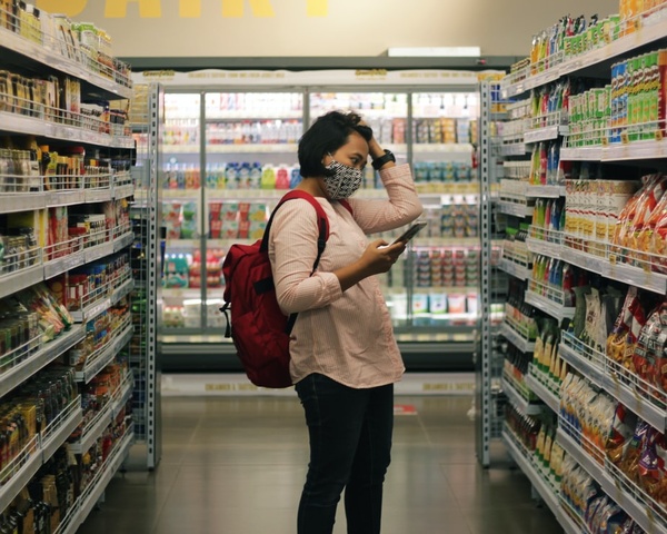 Frau steht vor Supermarktregal, © Bild von Viki Mohamad auf Unsplash