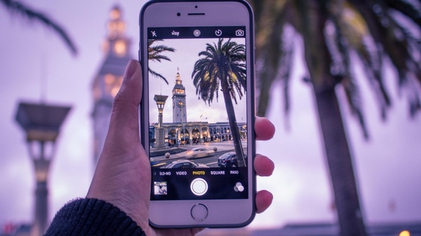 fotografieren mit dem Handy, © Bild von StockSnap auf Pixabay fotografieren mit dem Handy, © Bild von StockSnap auf Pixabay