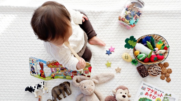 Baby mit Spielzeug, © bild von Yuri Shirota auf Unsplash