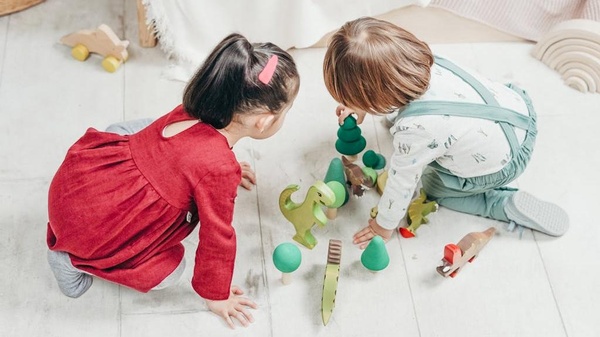zwei Kinder spielen mit Spielfiguren, &copy; Bild von cottonbro studio auf pexels.com