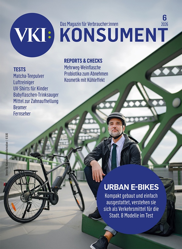 Cover der Juni-Ausgabe der Zeitschrift KONSUMENT (E-Bike-Fahrer auf Brücke), &copy; Verein für Konsumenteninformation (VKI)